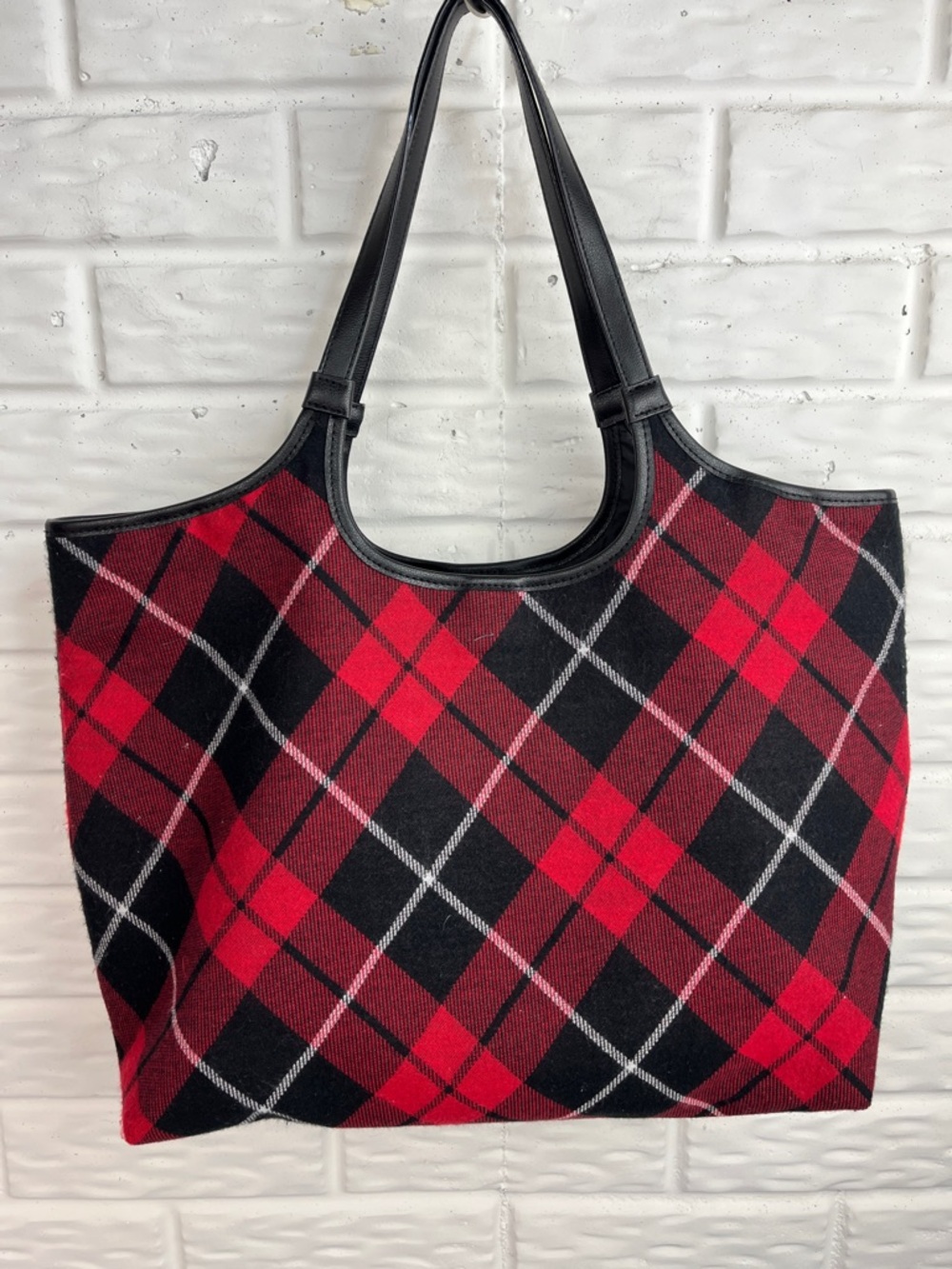VICTORIA’S SECRET BUNDLE BLACK RED PLAID TOTE SLIPPERS NWT KNIT TOP PANTS SZ MD - Picture 8 of 16